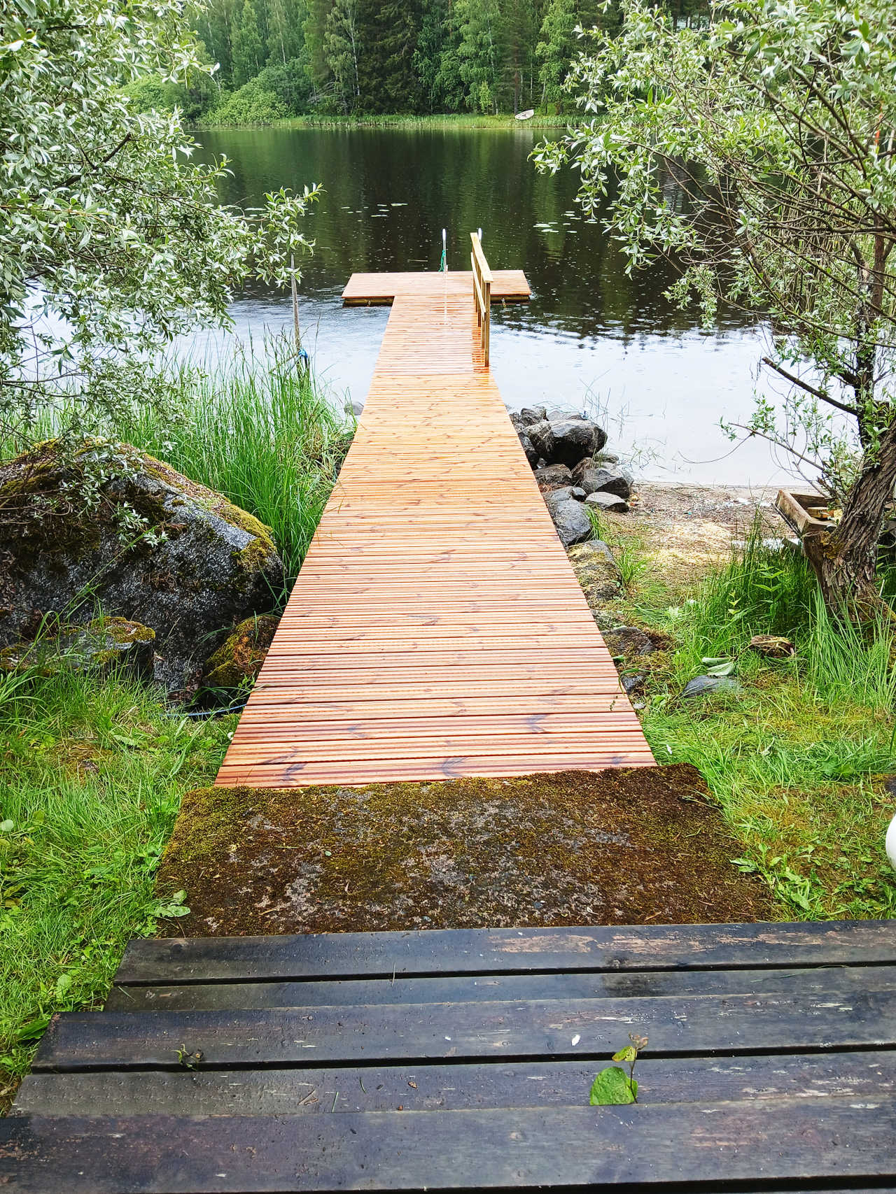 Uusi laituri rannalta Uusi laituri rannalta